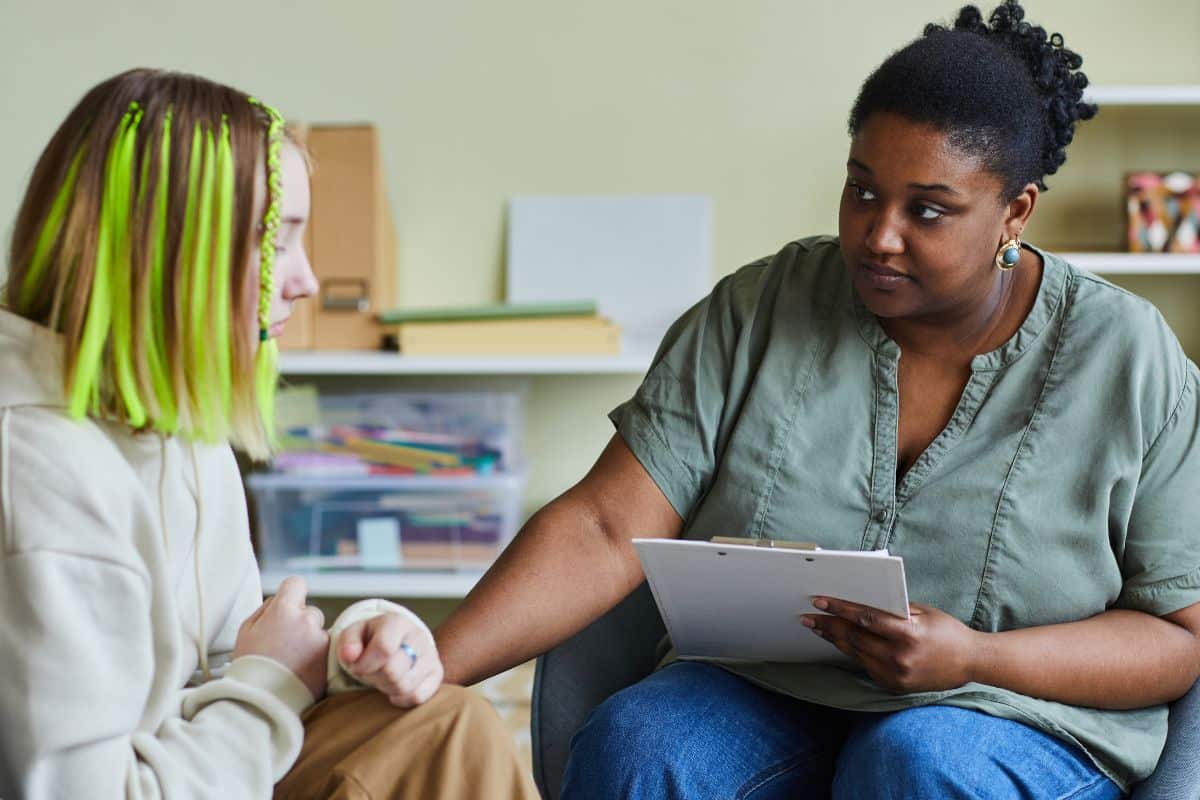 Dos personas que tienen una conversación seria