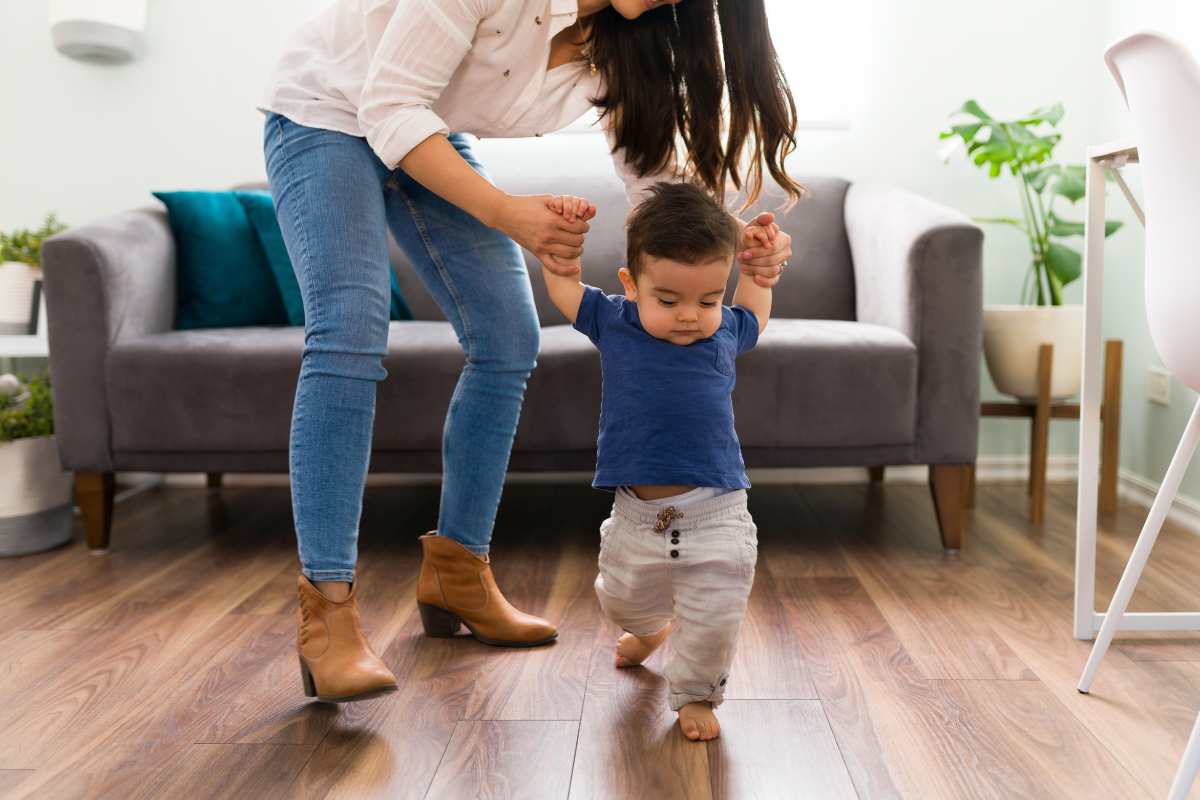 bébé fait ses premiers pas bébé fait ses premiers pas
