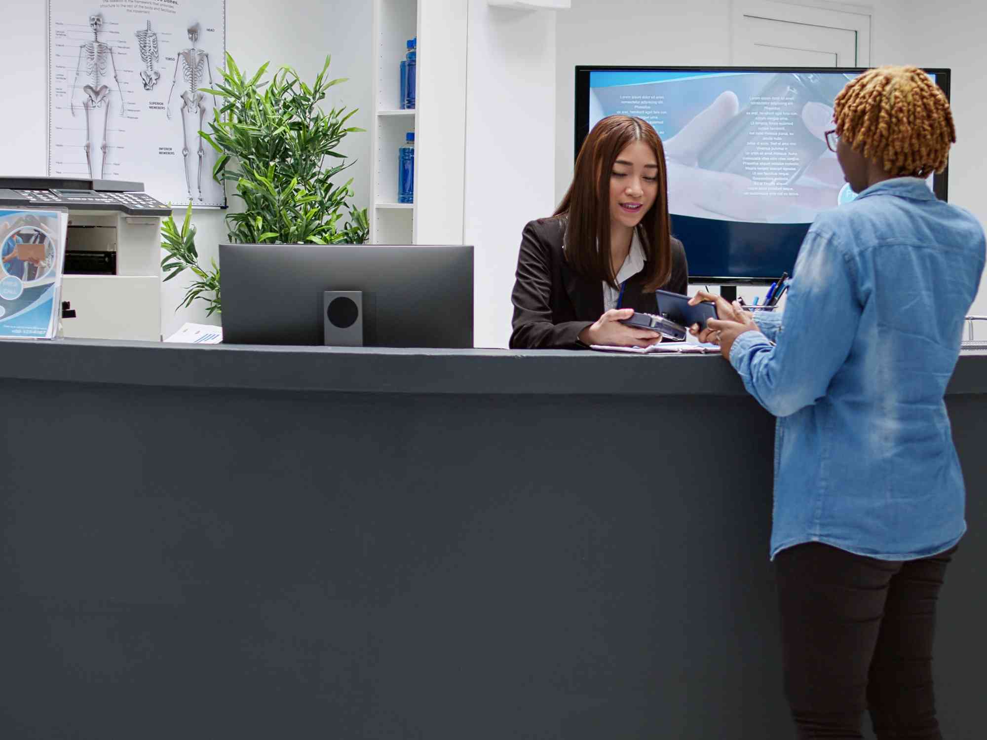 patient paying doctor