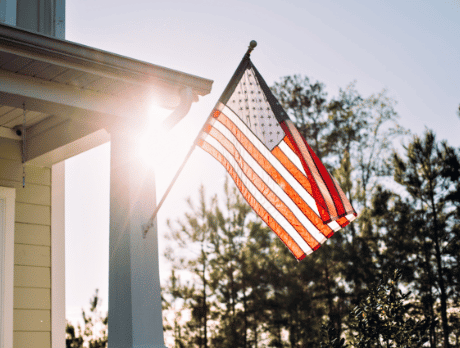 Amerikanische Flagge an einem Haus befestigt