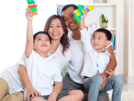 Une famille avec 2 enfants souriants