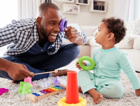 Un homme jouant avec son enfant