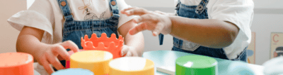 Awọn ọmọde meji ti nṣere pẹlu awọn nkan isere