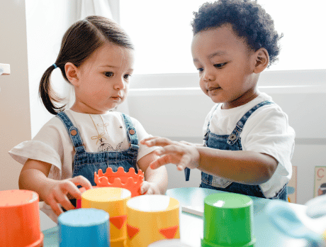 おもちゃで遊ぶ 2 人の子供