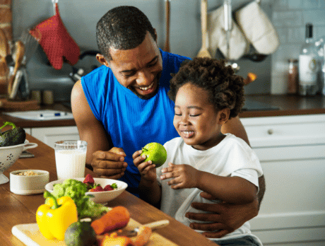 Papa et enfant cuisinant ensemble