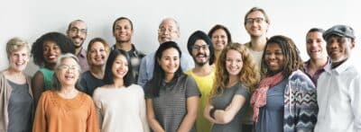 Un groupe diversifié de personnes souriant à la caméra