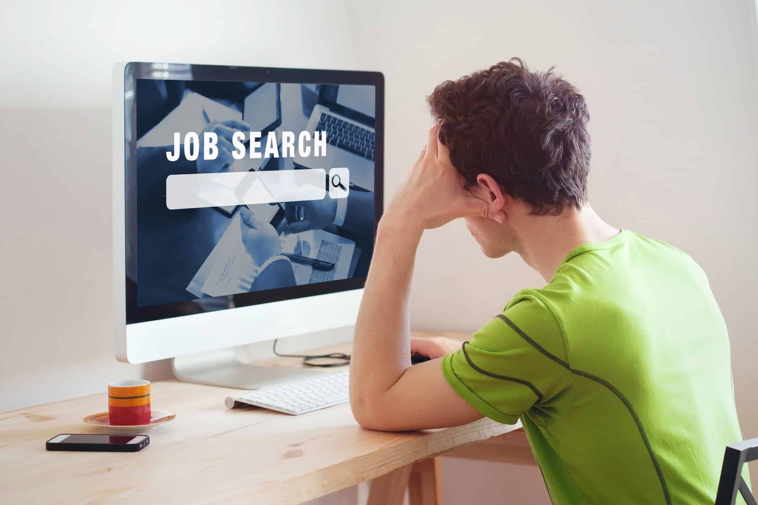 Homme frustré à la recherche d'un site Web de recherche d'emplois