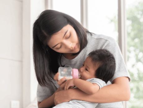 Mãe alimentando um bebê recém-nascido