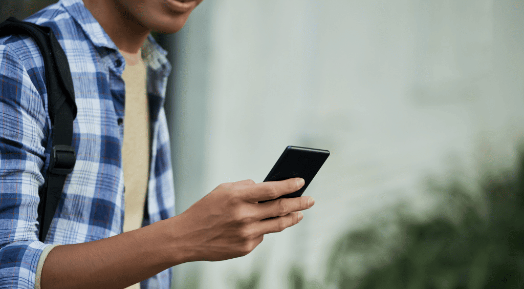Adolescent marchant et regardant le téléphone