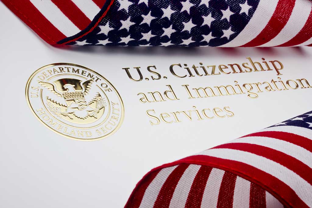 US Citizenship and Immigration Services und amerikanische Flagge