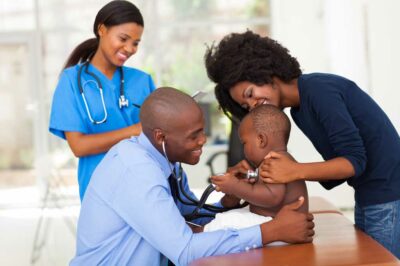 dokita pẹlu ọmọ kekere ti n pese itọju ilera