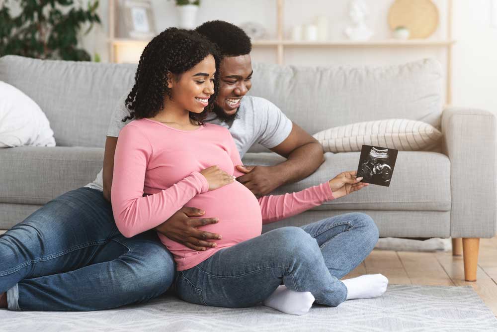 pareja embarazada mirando ultrasonido