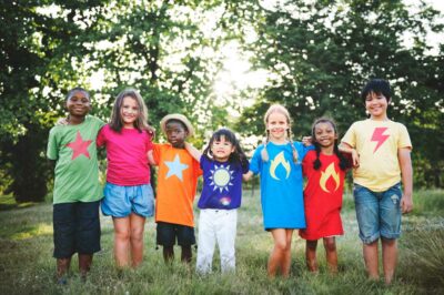 Divers enfants debout dans l'herbe