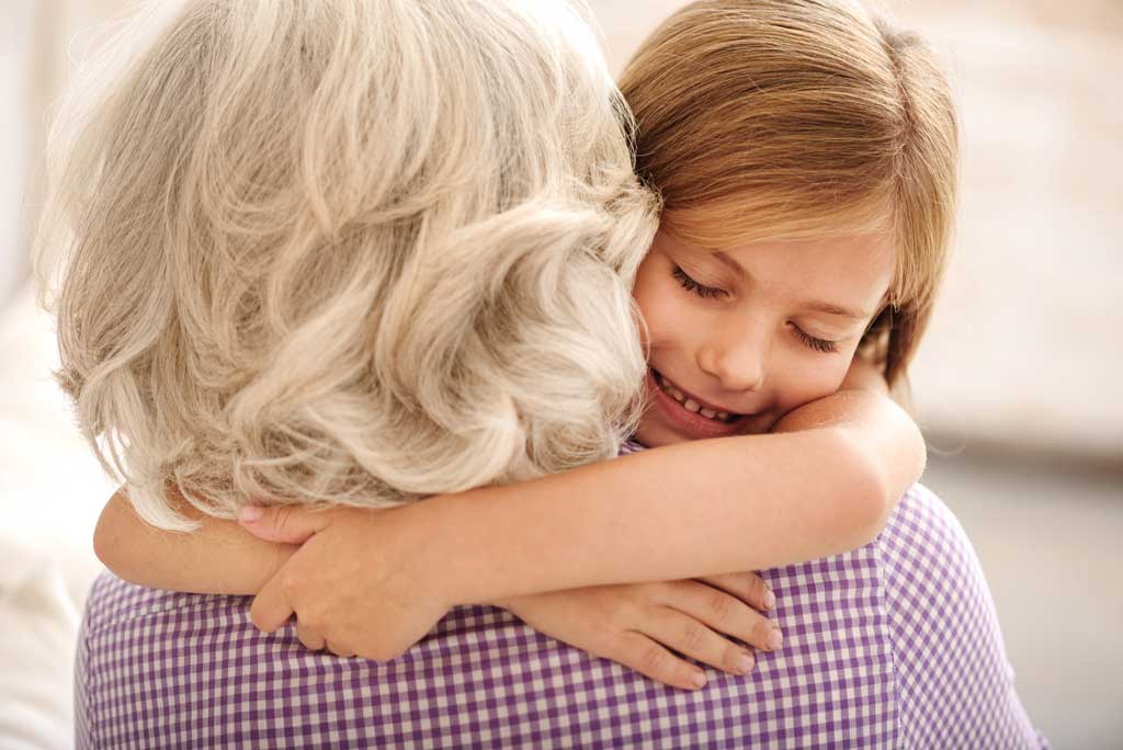 fille-embrassant-sa-grand-mère-et-souriant