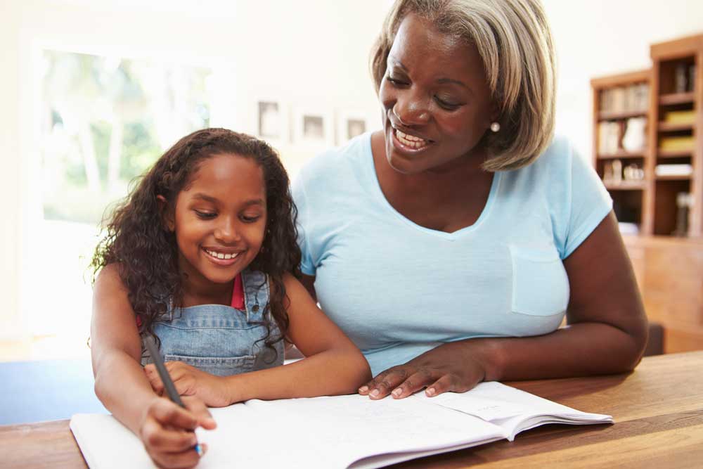 cuidador de parentesco avós ajudando com lição de casa