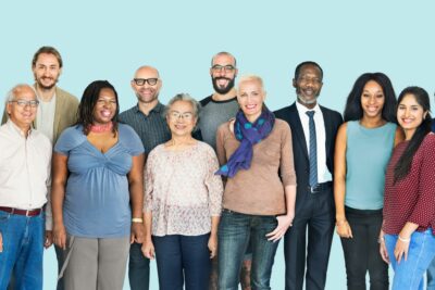 Groupe diversifié de membres de la communauté