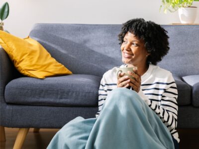 Femme buvant du café chaud à la maison en hiver