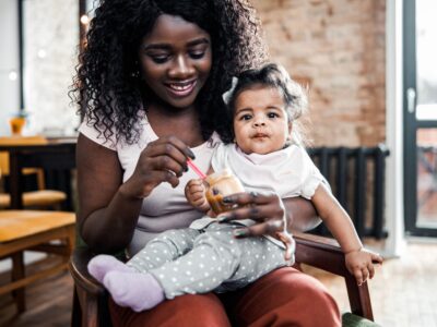 nourrir un bébé aliments pour bébé