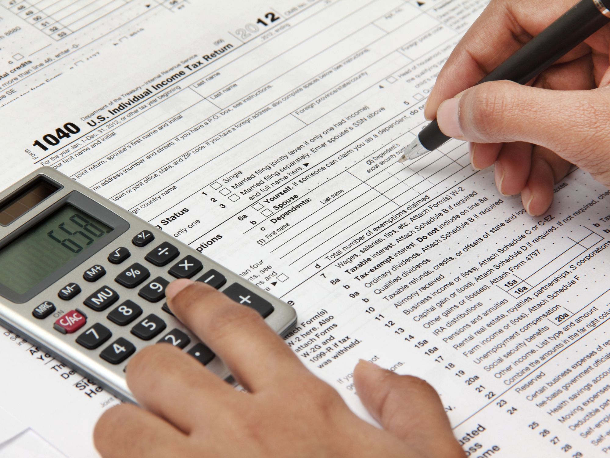 الشخص الذي يقوم بدفع الضرائب، ويملأ النموذج 1040
