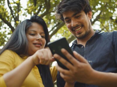 Coppia cerca aiuto al telefono nel parco