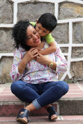 Une mère hispanique et son fils
