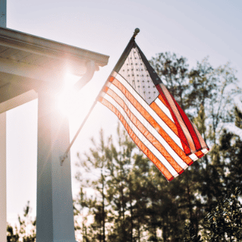 Bandeira americana anexada a uma casa