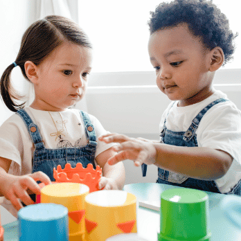 دو کودک در حال بازی با اسباب بازی