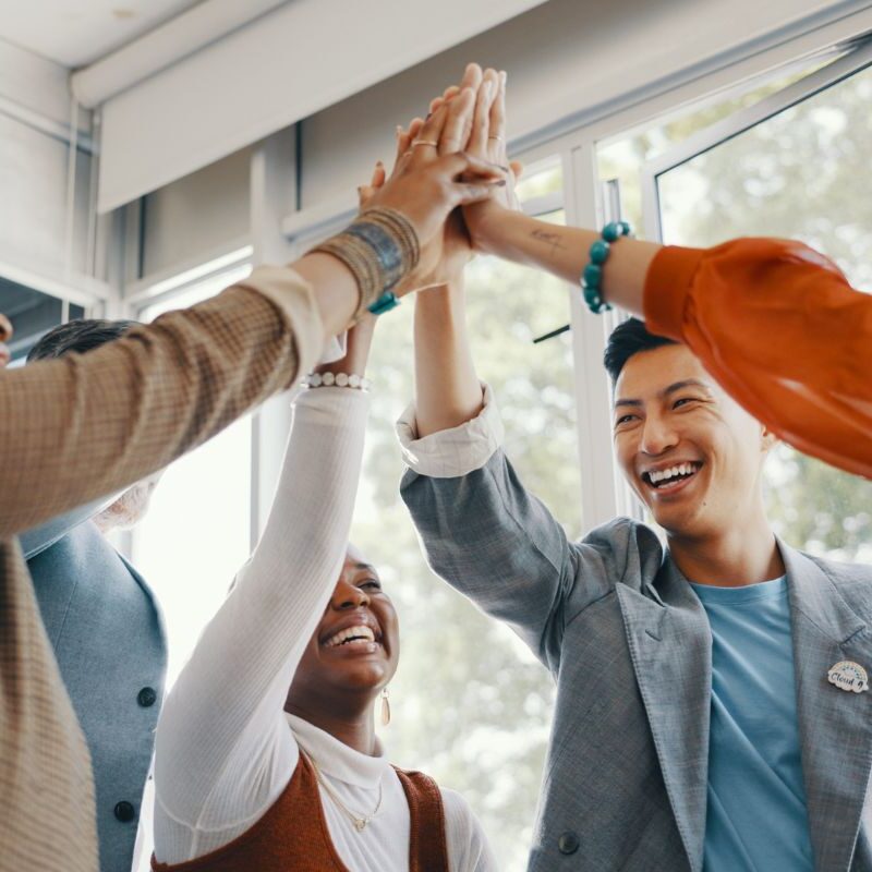 Les partenaires communautaires lèvent la main Les partenaires communautaires lèvent la main