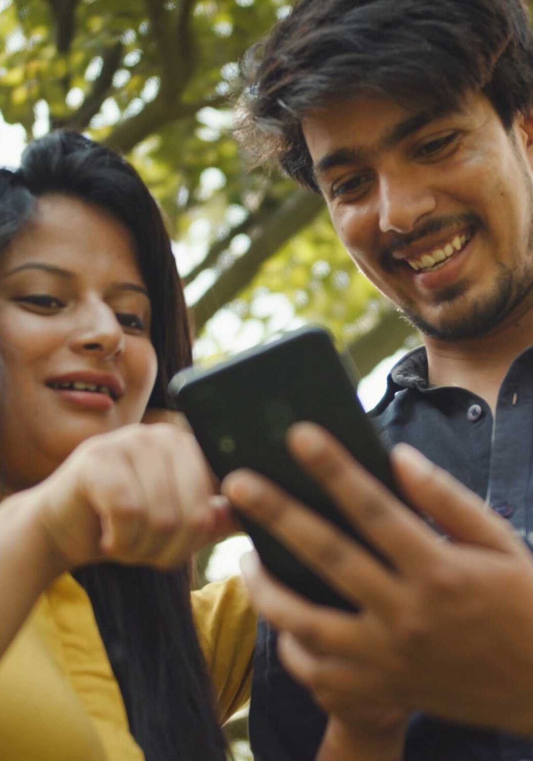 Koup k ap chèche èd nan telefòn nan pak la