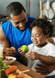 አባት እና ልጅ አብረው ምግብ ያበስላሉ