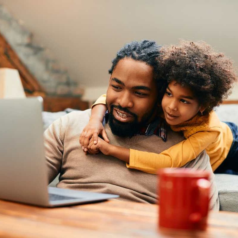 Pai e filho procuram ajuda online