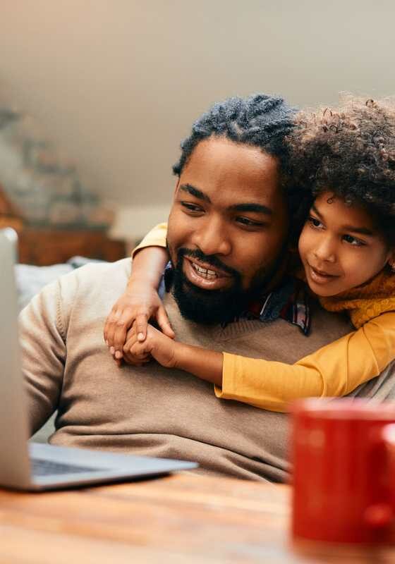 아빠와 아이가 온라인으로 청구서를 처리하고 도움을 요청합니다. 아빠와 아이가 온라인에서 도움을 찾고 있습니다
