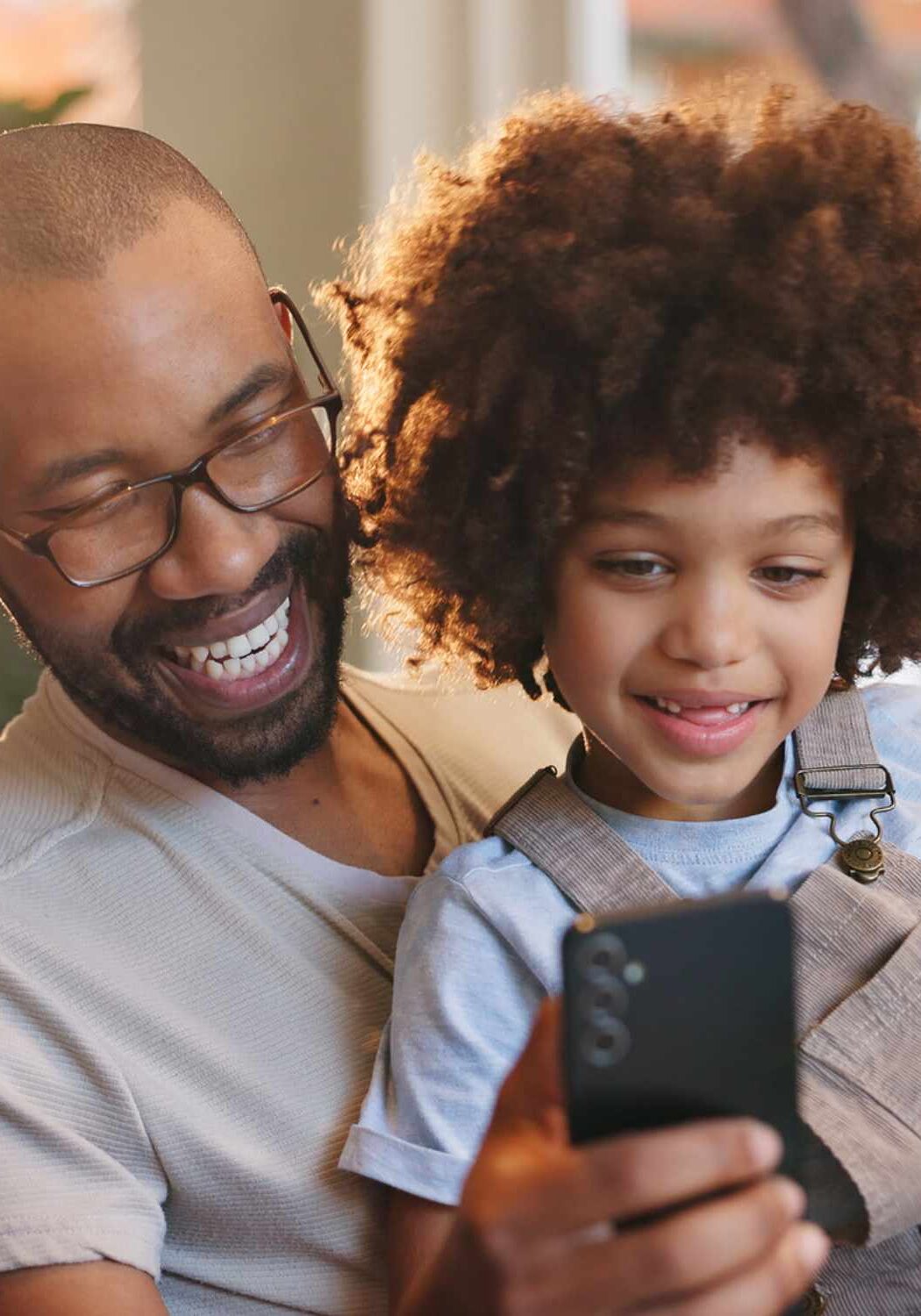 Vater telefoniert mit Kind