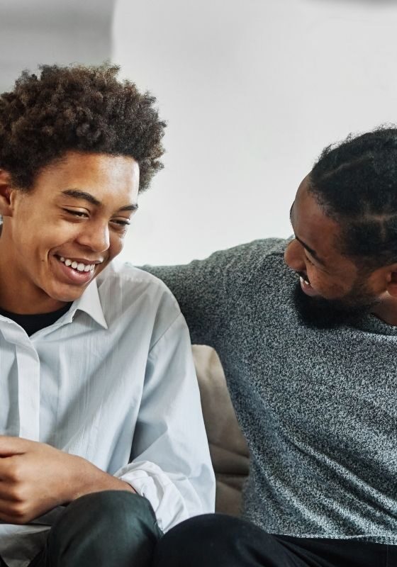 Un père parle et soutient son adolescent