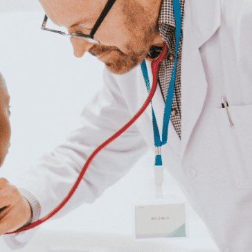 Doctor revisando los latidos del corazón de un niño