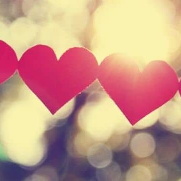 Encabezado de donación Manos sosteniendo corazones de papel