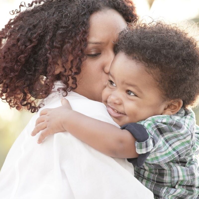 Любящая мама обнимает сына