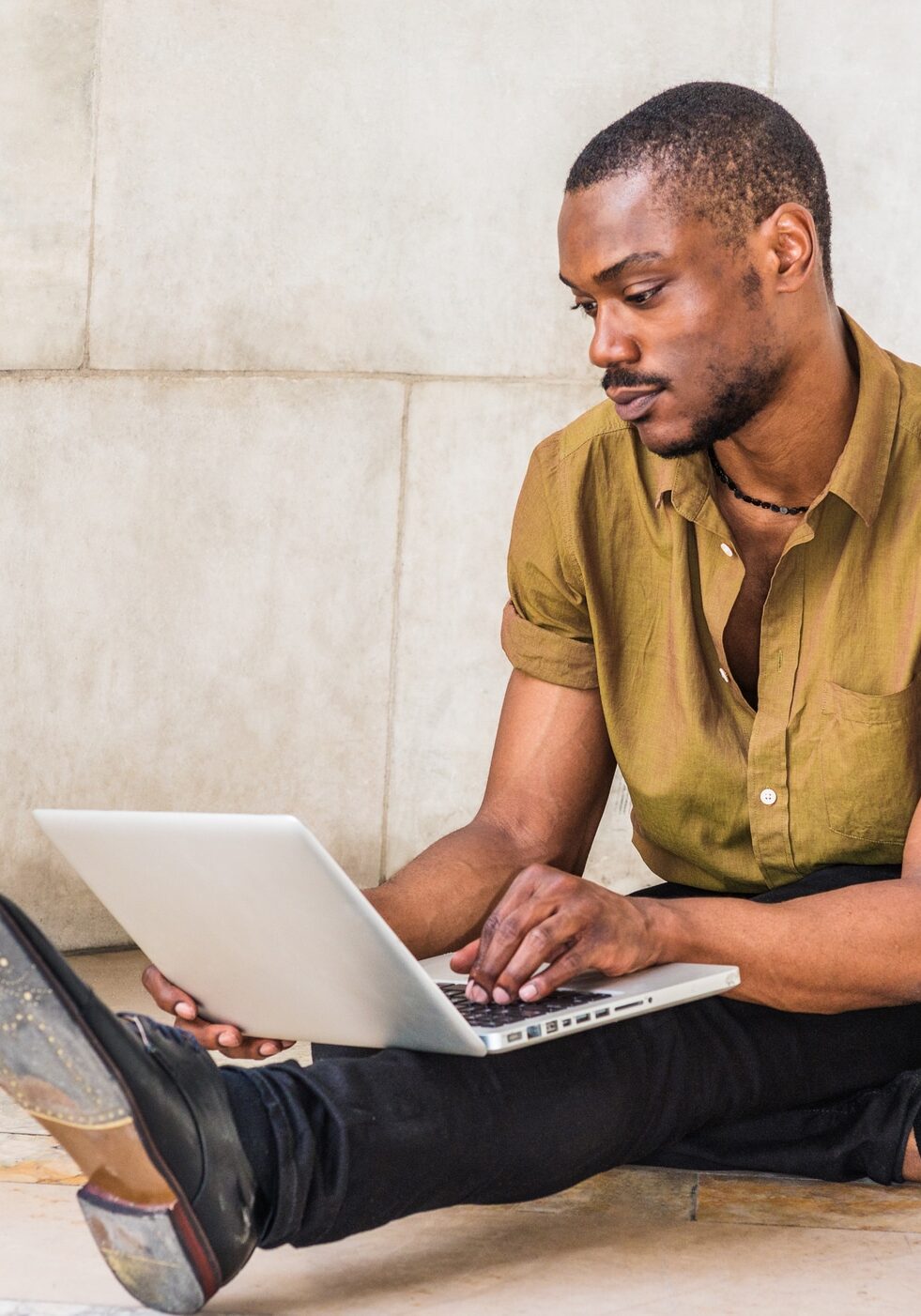 Homme discutant sur ordinateur