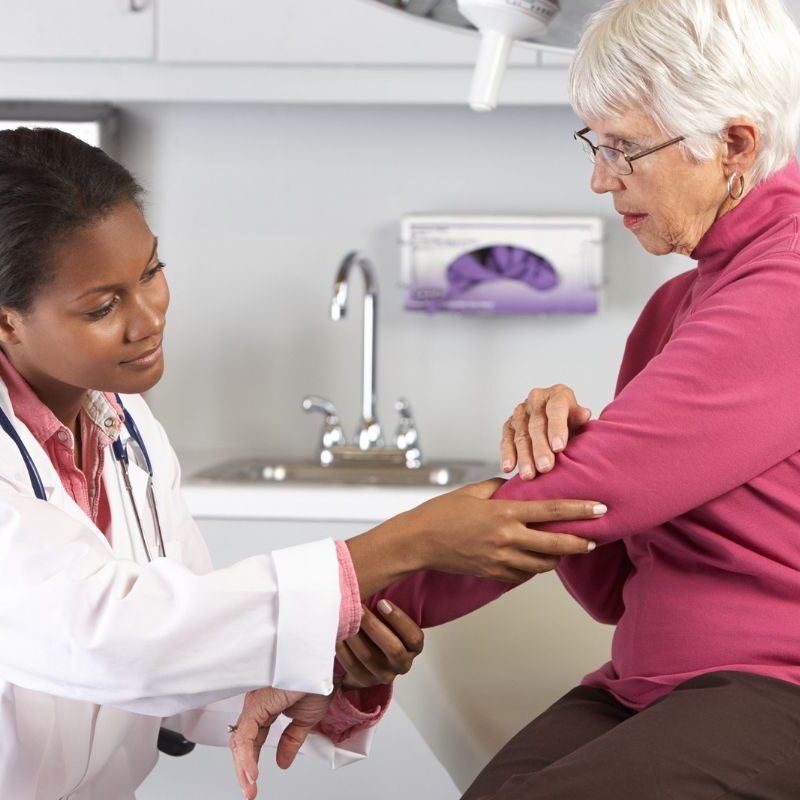 Persona con Medicare en el médico