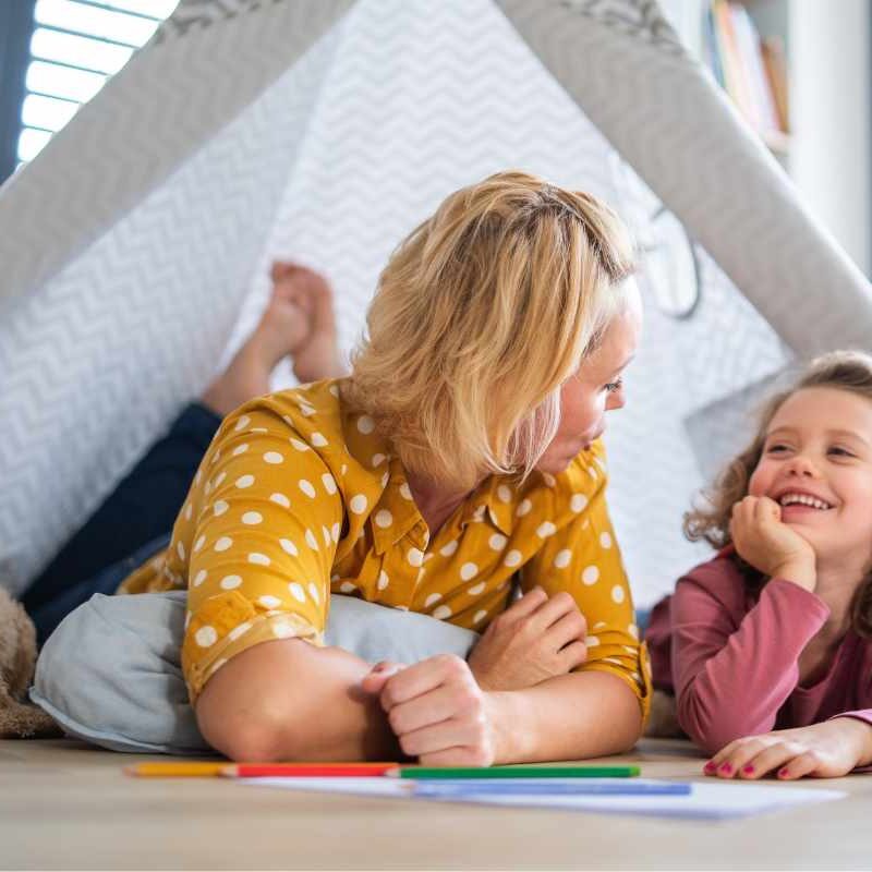 Geschwister im Zelt mit jüngerer Schwester