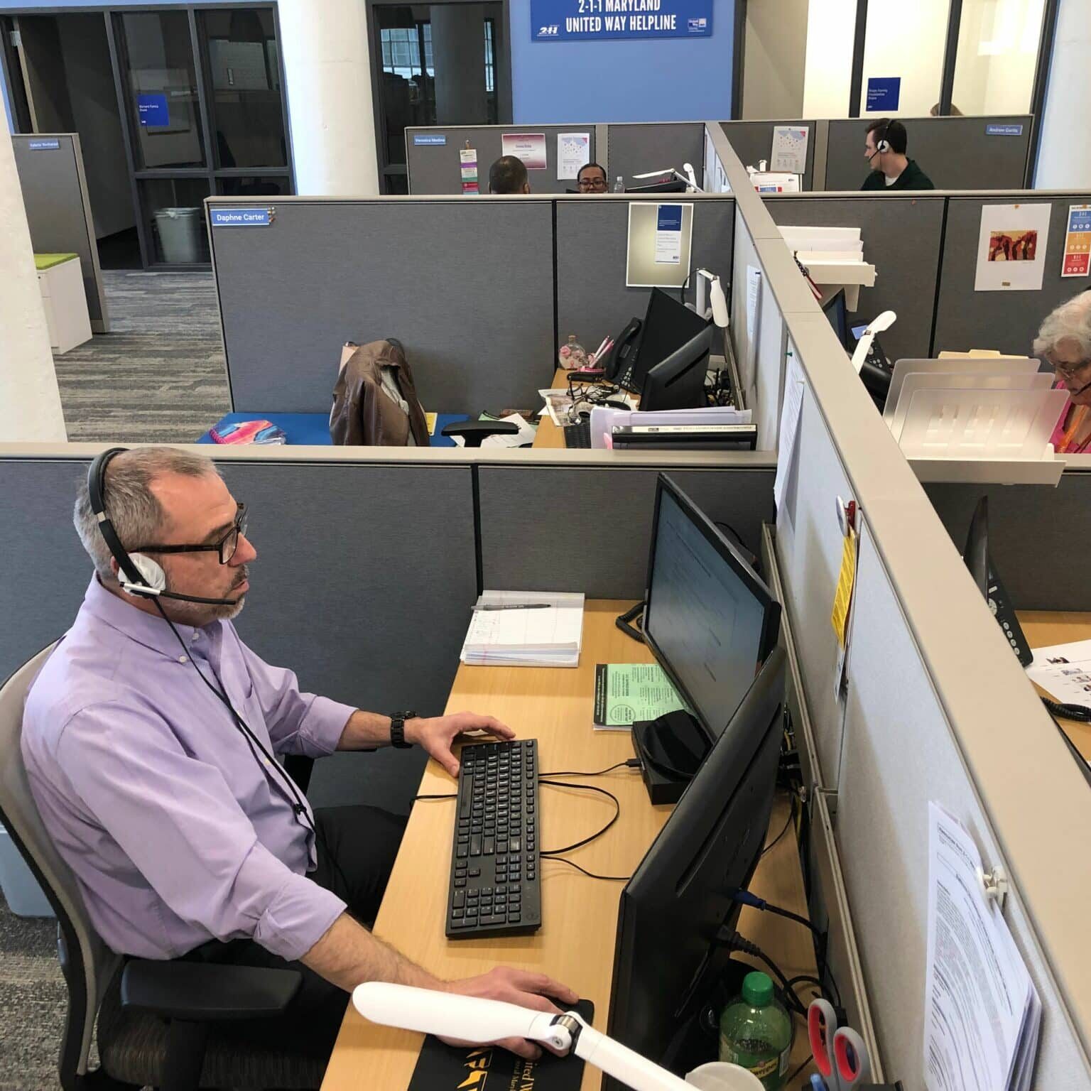 Moun k ap travay nan yon sant apèl