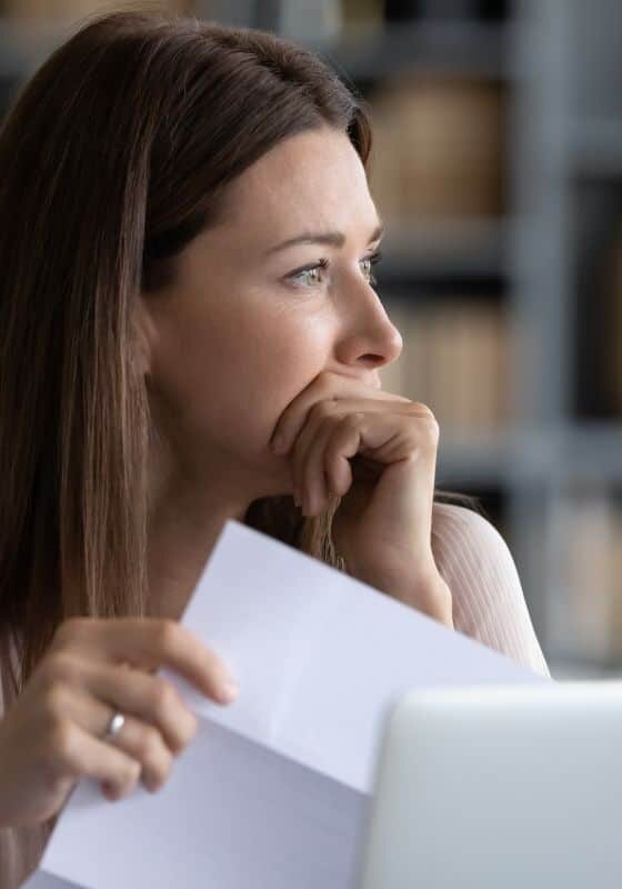 زنی که اسکناس در دست دارد نگران نحوه پرداخت آن بود