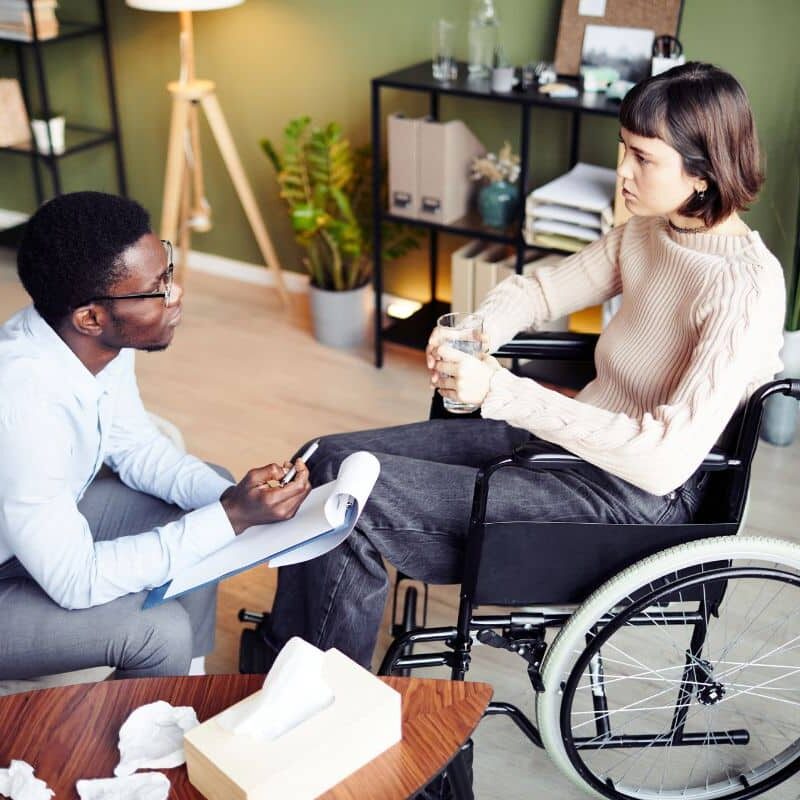 Người phụ nữ ngồi xe lăn được hỗ trợ sức khỏe tâm thần