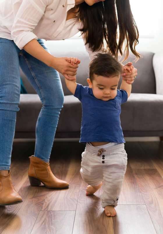 نوزادی که اولین قدم‌هایش را برمی‌دارد