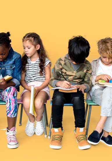 遊んでいる子供たちの多様なグループ