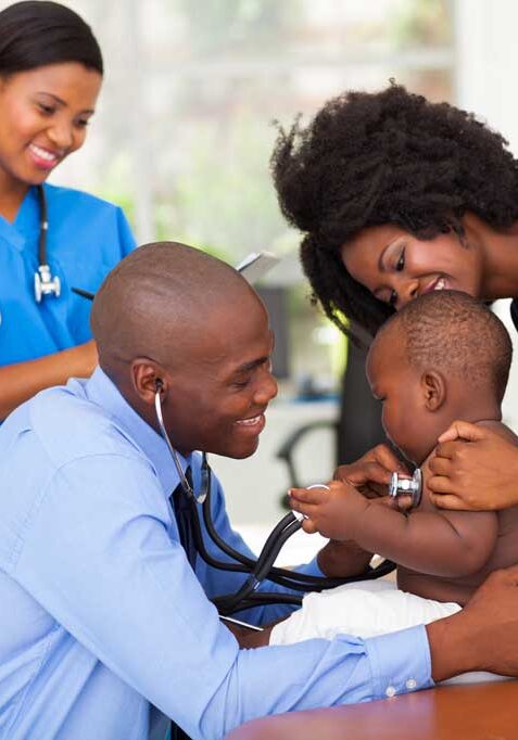 médecin avec un jeune enfant fournissant des soins de santé