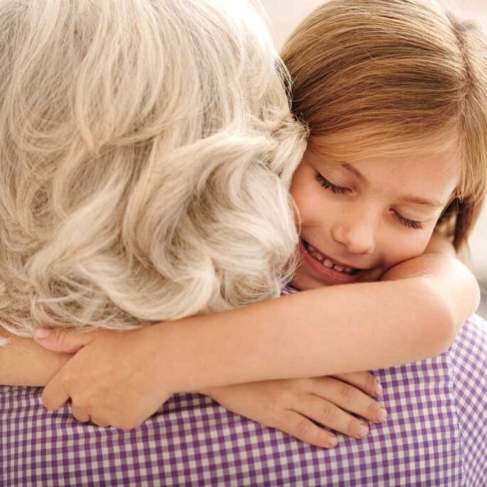 女の子-ハグ-彼女-祖母-と笑顔