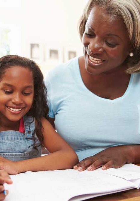 Großeltern-Verwandtschaftsbetreuer helfen bei den Hausaufgaben