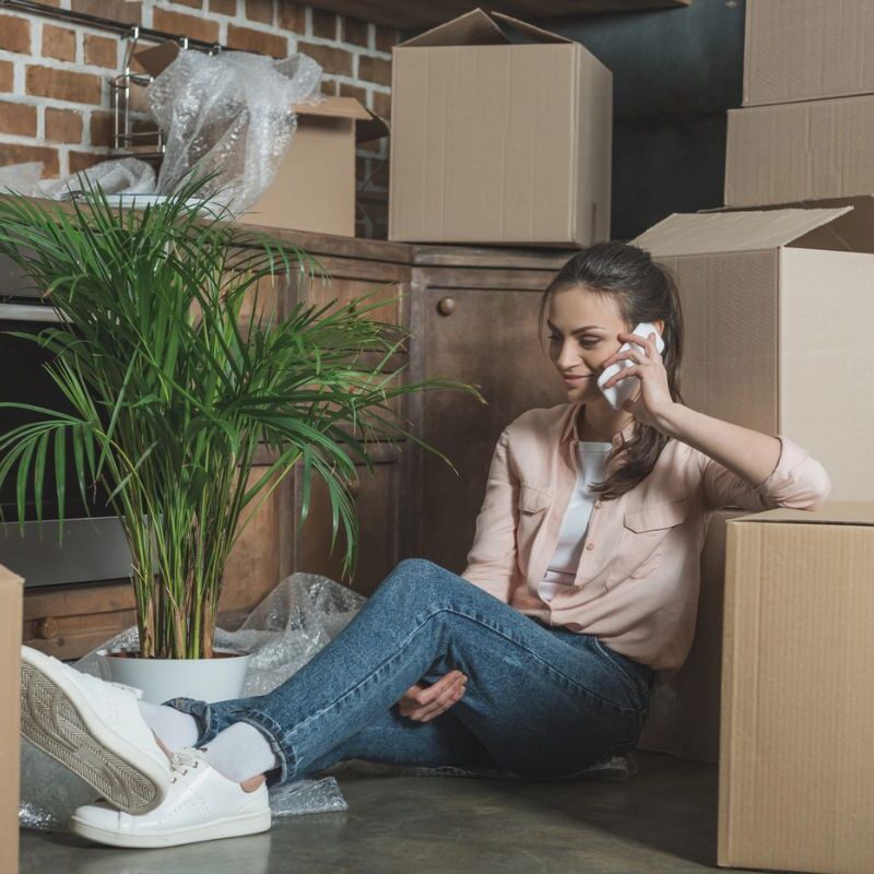 chủ nhà đang nói chuyện với một cố vấn nhà ở