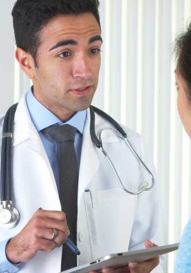 femme parlant à son médecin